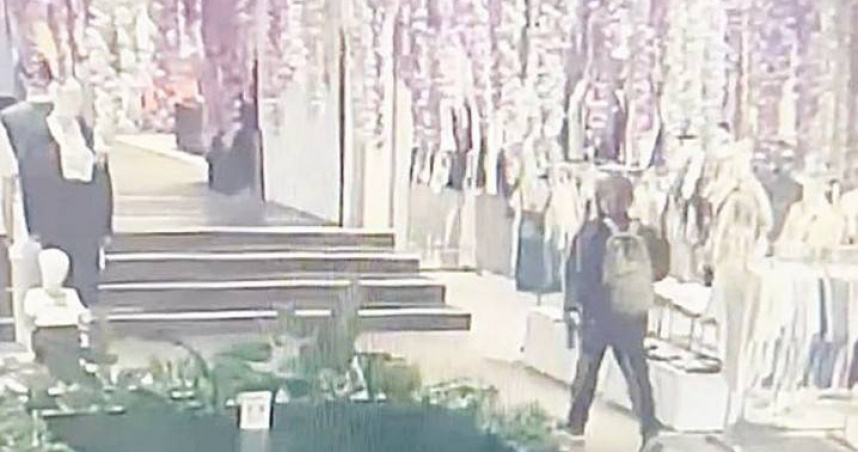 桃園環球A8購物中心發生竊案，1名男子潛入某服飾品牌門市倉庫，偷走店員錢包逃逸。（圖／翻攝畫面）