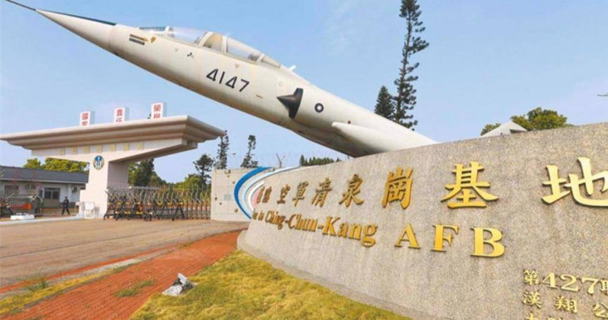 台中清泉崗基地5月23日發生一架機號1451的IDF單座機，落地後滑行發生爆胎事件，疑為人為因素導致。對此，漢翔公司9日證實，已懲處相關人員，並向當日事故造成人員影響，致上歉意。（圖／報資料照片）