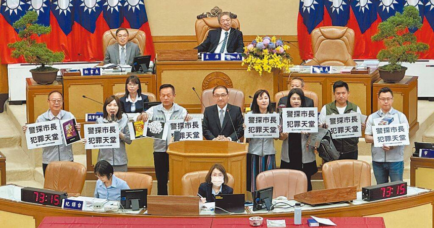 民進黨議員張維倩（左二）、彭一書（右二）等人，手持「警探市長、犯罪天堂」手牌，暗酸新北市長侯友宜（左四）。（圖／中國時報高鈞麟攝）