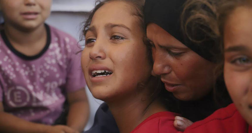 伊亞德（Ghazal Eyad）在前往加薩走廊南部拉法赫的一個援助物資分發中心途中遇難，她的妹妹悲痛萬分。（圖／美聯社／達志）