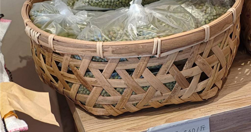 台北市衛生局4月至零售業者、超市、賣場等處共計抽驗30件穀豆類產品，17日公布檢驗結果，共有3件進口自印尼及緬甸的綠豆農藥殘留超標，已要求下架，並將依《食品安全衛生管理法》依開罰6萬至2億元。圖為農藥超標綠豆。（圖／北市衛生局提供）