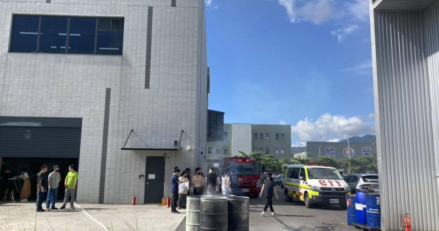 宜蘭縣蘇澳鎮一家珠寶加工廠發生火警，消防局獲報後派遣人車前往救援。（圖／宜蘭縣消防局提供）