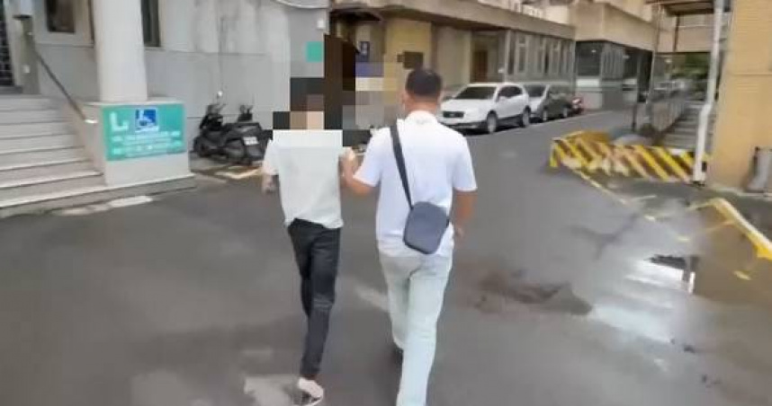 三重男（左）闖紅燈撞死婦人，警方後續搜出毒品依過失致死及毒品罪嫌送辦。（圖／翻攝畫面）