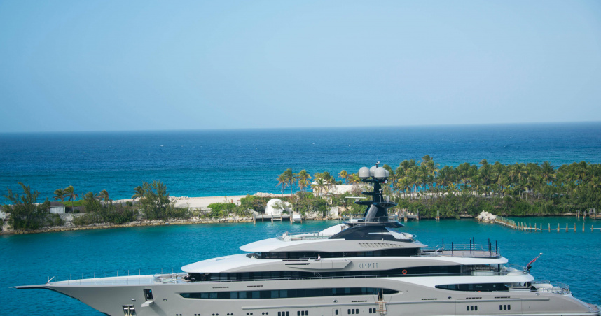 全球超級遊艇市場近年持續火熱，億萬富豪們紛紛投入重金打造專屬的海上豪宅。（示意圖／翻攝Pexels）