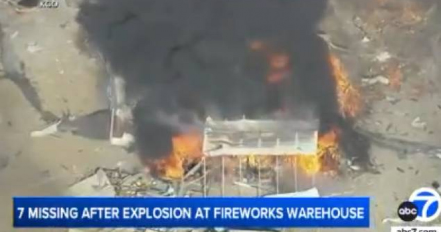 倉庫化為焦土、國慶煙火斷鏈，北加州陷入前所未有的節日陰影中。（圖／翻攝自abc7）