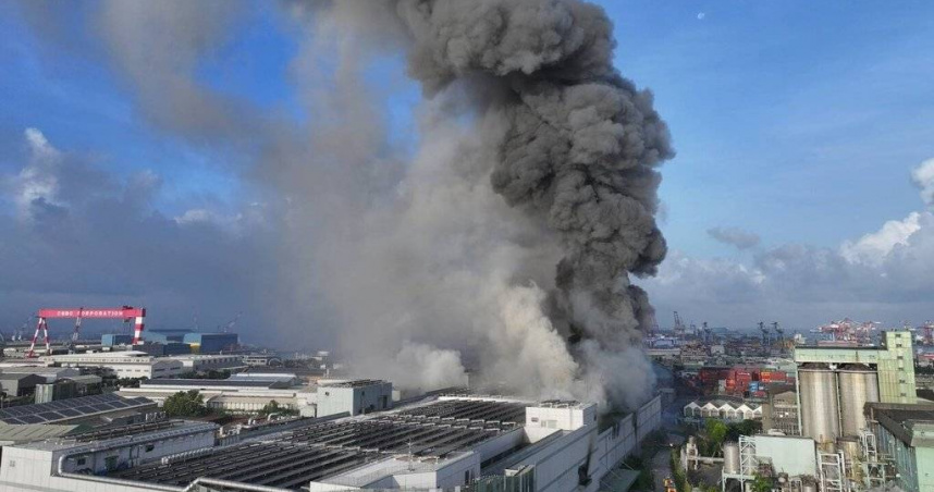 高雄三元能源電池廠大火。（圖／高雄市政府消防局提供）