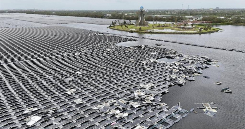 中颱丹娜絲強風重創光電案場，嘉義新塭滯洪池光電損壞嚴重(圖)，不過經濟部能源署今發布統計，颱風災損光電設置量僅佔全台0.4％。（圖／讀者提供)