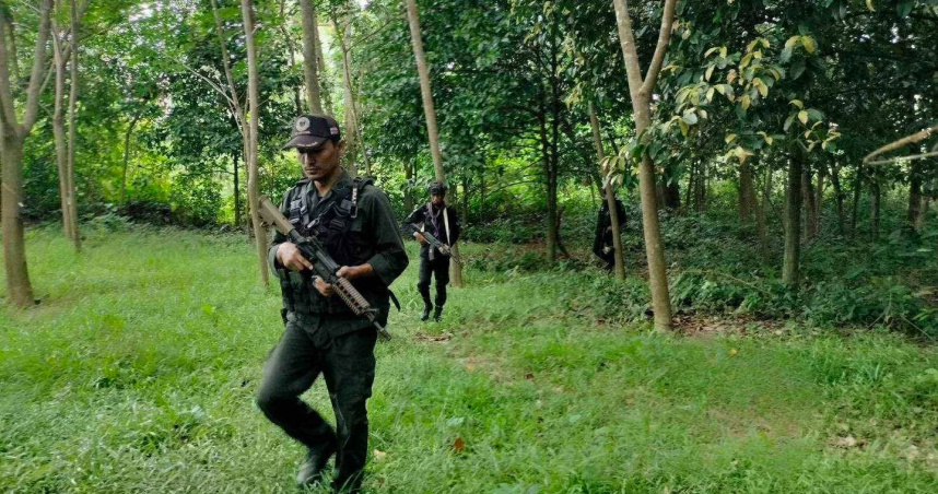 泰國軍方則指控柬埔寨軍隊在爭議地帶塔莫安通寺（Ta Moan Thom Temple）附近率先開火。 （圖／翻攝泰國皇家軍隊臉書）