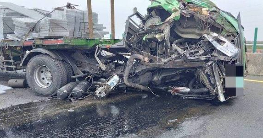 台84線驚悚連環撞，維修工遭撞飛送醫驚魂未定。（圖／翻攝畫面）