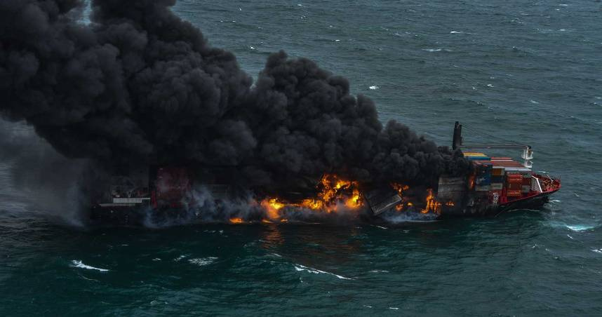 貨櫃船「X-Press Pearl」在斯里蘭卡可倫坡外海發生火災。（圖／達志／路透社）