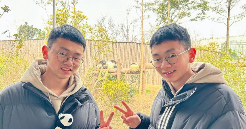 浙江有一對雙胞胎兄弟，從同樣的學校畢業，又錄取一樣的學校和科系，而且成績也一樣。（圖／翻攝自微博）