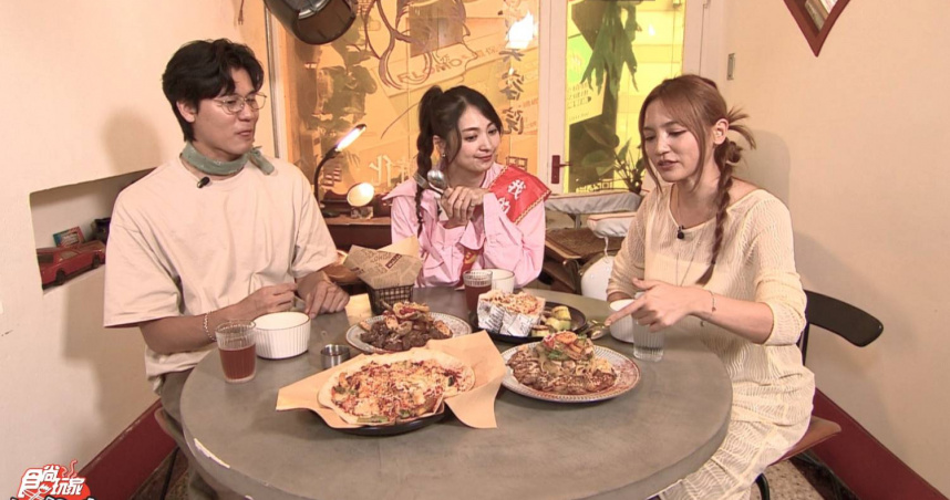 風田（左起）、阿喜和朵拉到台南品嚐美食。（圖／TVBS提供）