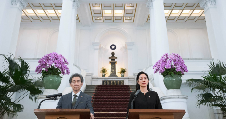 Janet（右）與陳文彬因《零日攻擊》進入總統府拍攝。（圖／牽猴子）