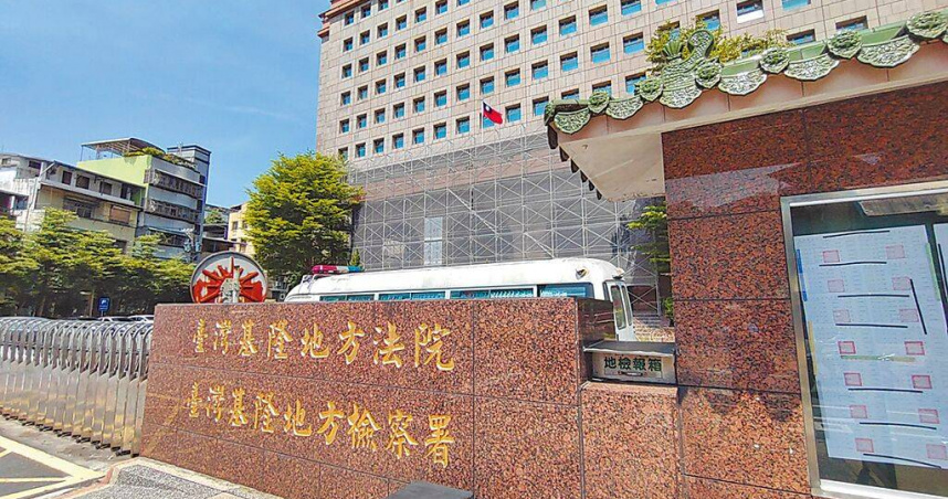 新北市警察局金山分局去年8月查獲員警莊翼飛涉嫌包庇賭場並收受賄賂，基隆地檢署14日偵查終結，將莊員及賭場負責人黃姓男子起訴。（圖／中國時報張志康攝）