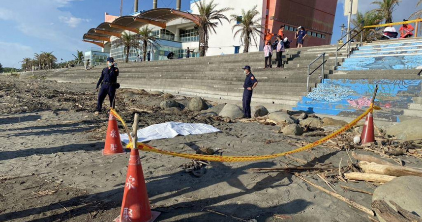 台南黃金海岸溺水失蹤22天的鍾姓少年，15日下午遺體在黃金海岸遊客中心附近被發現，已死亡多時。（圖／民眾提供）