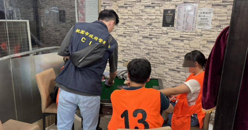 中壢警方破獲中原大學周邊賭場，查扣現金逾10萬元賭資及相關證物。（圖／翻攝畫面）