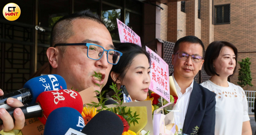 民眾黨秘書長周榆修（左一）直言，綠營前輩的忠言建議對賴清德來說可能是「逆耳」。（圖／黃耀徵攝）