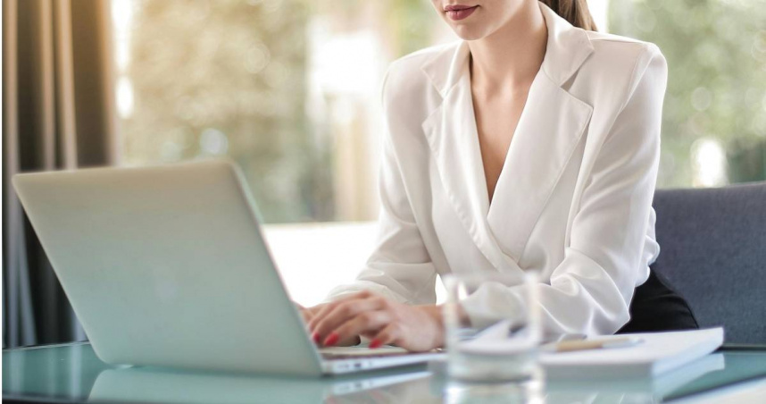 一名職場新鮮人表示，因經理常加班，不少同事都會詢問是否需幫忙，讓她後來也不敢準時下班。（示意圖／Pexels）