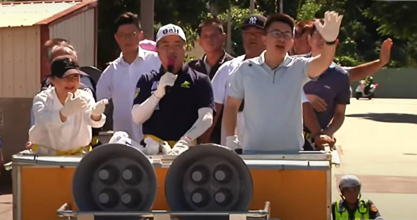 盧秀燕（圖左）今天強調，她很擔心民眾仍沉浸在「726大罷免大失敗」的歡欣中，輕敵而忘記826出來投下反對惡罷票，圖為盧秀燕今天陪同顏寬恒車掃（圖／中天新聞）