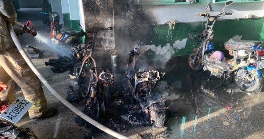 現場3輛機車燒成骨架。（圖 ／翻攝畫面）