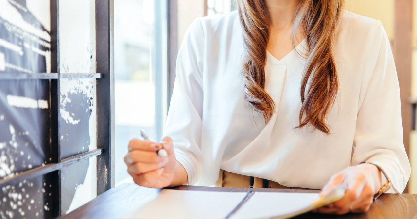 有一名女子上網訴苦，上班時被男同事突然提醒要穿內衣，讓她很不舒服，許多網友認為對方就是性騷擾，勸她以後要小心一點。（示意圖非當事人／photoAC）