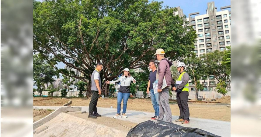 高雄三民區正義公園滯洪池，原定2024年12月完工，但工程延宕至今未完成，高市議員黃香菽（左二）呼籲，現正逢汛期，緊接著秋颱來襲，如何防水患重演又是一大挑戰，呼籲市府要加快腳步，讓居民們安心、放心。（圖／高市議員黃香菽提供／中國時報記者紀爰高雄傳真）