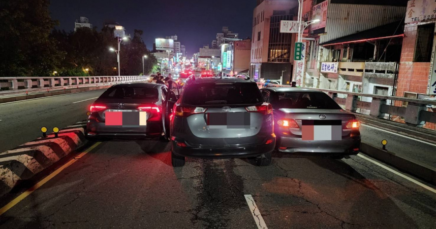 嘉雄陸橋驚現3車併排車禍。（圖 ／翻攝畫面）
