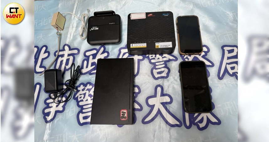 詐團假冒地政、戶政人員行詐，警方搗破機房查扣相關證物。（圖／沈建邦攝）