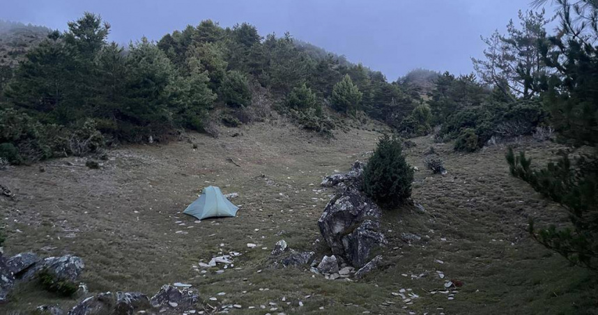 1行2人登山隊伍預計利用7天縱走南三段路線，17日行經內嶺爾山三叉營地時彼此卻失聯，其中女山友因周邊飲用水不足加上不熟路線無法獨自下撤，經通報消防局求援，今天由空勤直升機吊掛下山，失聯的男山友經聯繫已在昨天依原計畫下山。（圖／花蓮縣消防局提供）