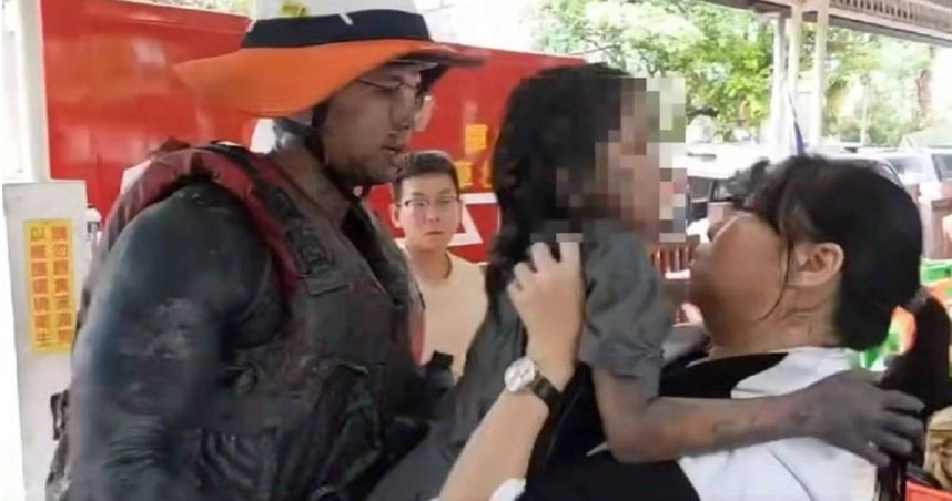 花蓮6歲女童小沂在受困2日後奇蹟獲救，被送回母親身邊團圓。（圖／翻攝畫面）