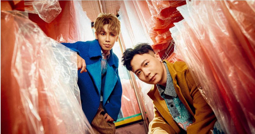 鼓鼓、蕭秉治所組成的雙人創作團體 「GX」，推出全新友情單曲〈超人披風〉。（圖／相信音樂提供）