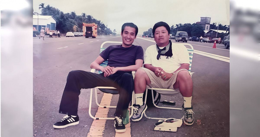 王重正導演（右）因為黑金電影與梁家輝（左）結緣。（圖／王重正提供）