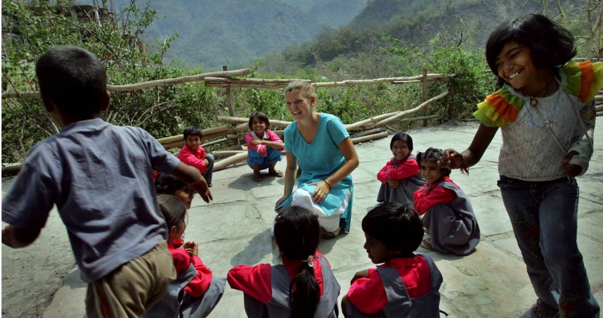 2007年多恩在印度與孩子們玩耍。（圖／達志／美聯社）