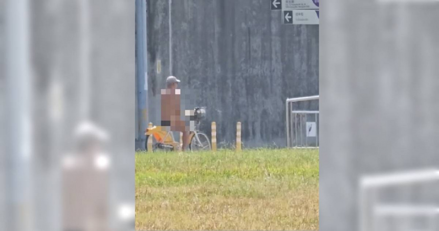 男子全身赤裸騎乘YouBike，雙手還不時在兩腿間晃動，噁心畫面被路過民眾拍下。（圖／翻攝畫面）