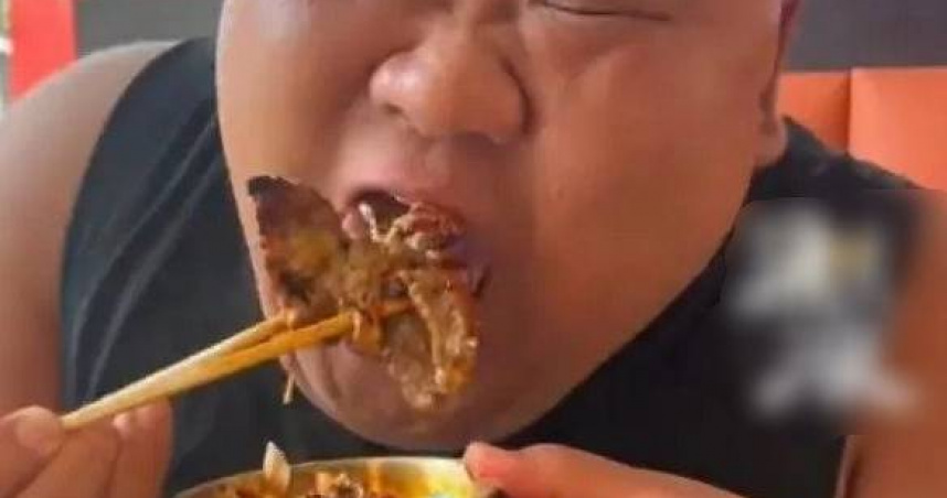 擁有百萬粉絲的大陸吃播網紅「沈陽山胖」近日宣布接受切胃手術。（圖／翻攝自微博）