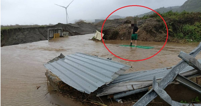 王姓郵務士誤判情勢，將郵務車開入因大雨而溪水暴漲的河道中。（圖／翻攝畫面）