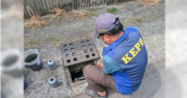 高雄鳳山溪近日遭汙染，高市府環保局立即派員到場勘察，查獲一間電鍍工廠直接將強酸廢水繞流排放到水溝，造成鳳山溪嚴重汙染。（圖／高市府環保局提供）