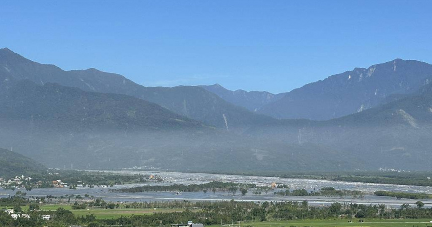 花蓮馬太鞍溪堰塞湖威脅還未解除，眼見鳳凰颱風來勢洶洶，並與東北季風產生共伴效應，恐帶給東部山區極為可觀的雨量；圖為馬太鞍溪堰塞湖9月23日溢流後的光復市區。（圖／中時記者羅亦晽攝）