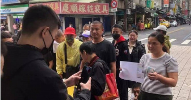 北市萬華區龍山寺前傳出,民眾提供雙證件就可獲得1000元現金。(圖/民眾提供)