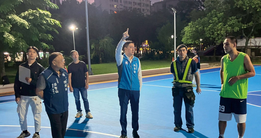 立委張智倫（中）頗關注選區四號公園夜間照明問題。（圖／翻攝自立委張智倫臉書）