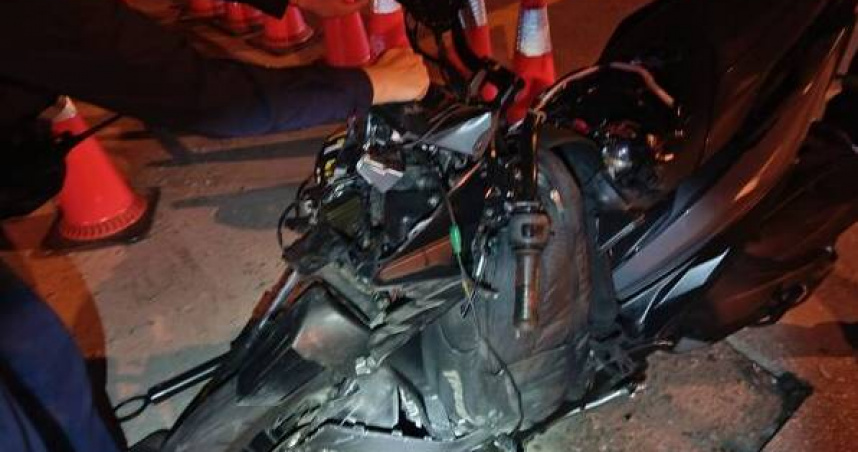 19歲機車騎士追撞BMW後不治零件散落現場駭人。（圖 ／翻攝畫面）