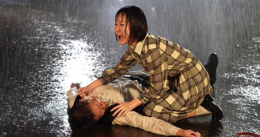 王盈凱(左)拍攝悲情的「車禍失明」橋段，大雨灌進口鼻，差點嗆到。（圖／台視）