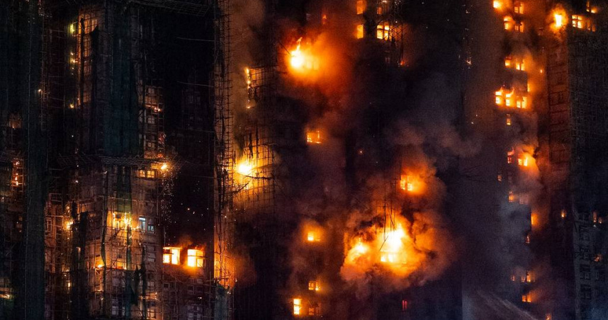 台灣消防員形容香港宏福苑大火宛如煉獄。（圖／達志／美聯社）