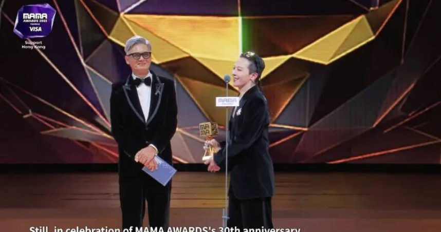 GD從周潤發手中接下年度藝人獎，兩人睽違十年再度同台，場面溫馨又歡樂。（圖／翻攝自Mnet Plus）