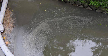 基隆河爆發自來水油汙染事件，至今已經一周，台水公司預計2日內可清除油污，如果有變數，會有抽水備案。（圖／報系資料照）