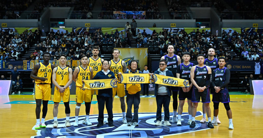 中信育樂董事長陳國恩（左4）、立委王世堅（中）與TPBL會長莊瑞雄（右4）與雙方球隊先發五人合影。（圖／中信特攻籃球隊提供）