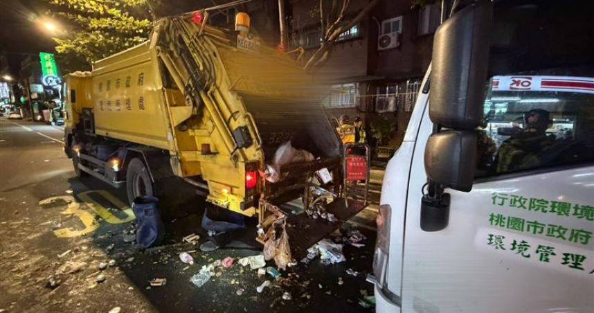 桃園市龜山區23日傍晚發生資源回收車追撞垃圾車車禍。（圖／翻攝畫面）