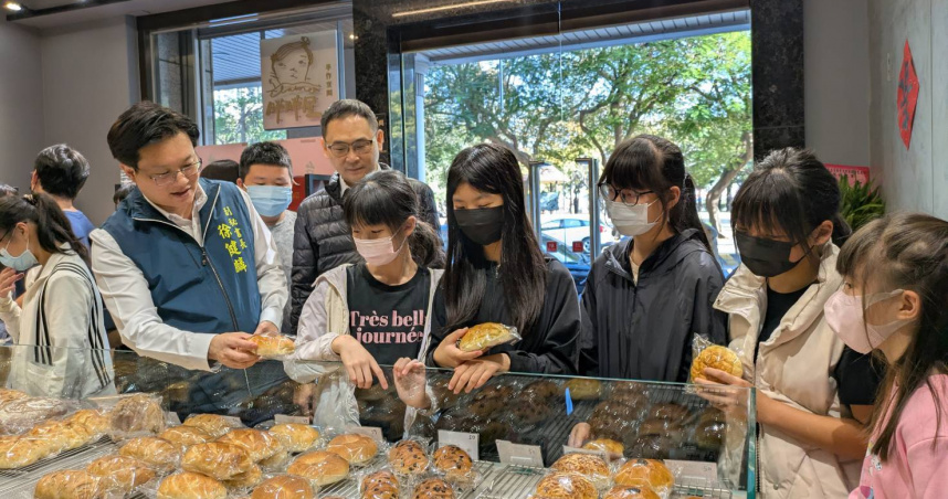 南市府攜手民間傳遞溫暖，弱勢兒少品嘗世界冠軍麵包。（圖片提供／台南市政府）