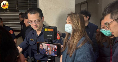 無黨籍立委高金素梅於北檢複訊期間身體不適，由人員攙扶送醫治療。（圖／翁靖祐攝）