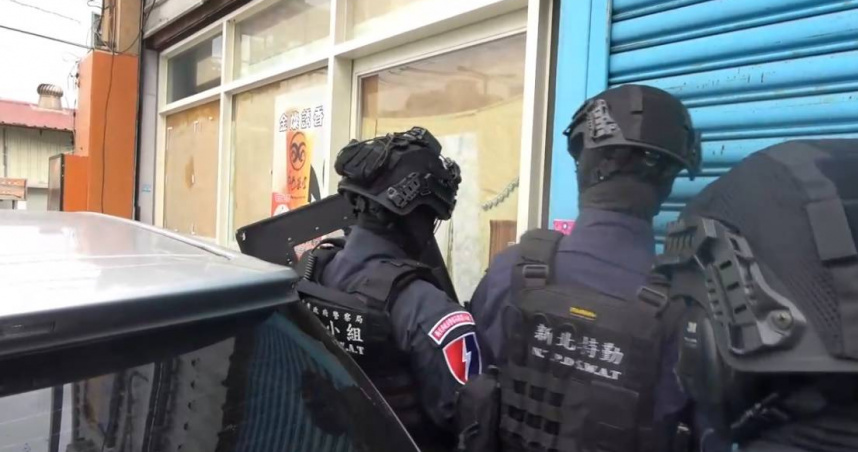 吳姓男子在竹南租透天厝種植大麻，近日遭警方攻堅逮捕。（圖／翻攝畫面）